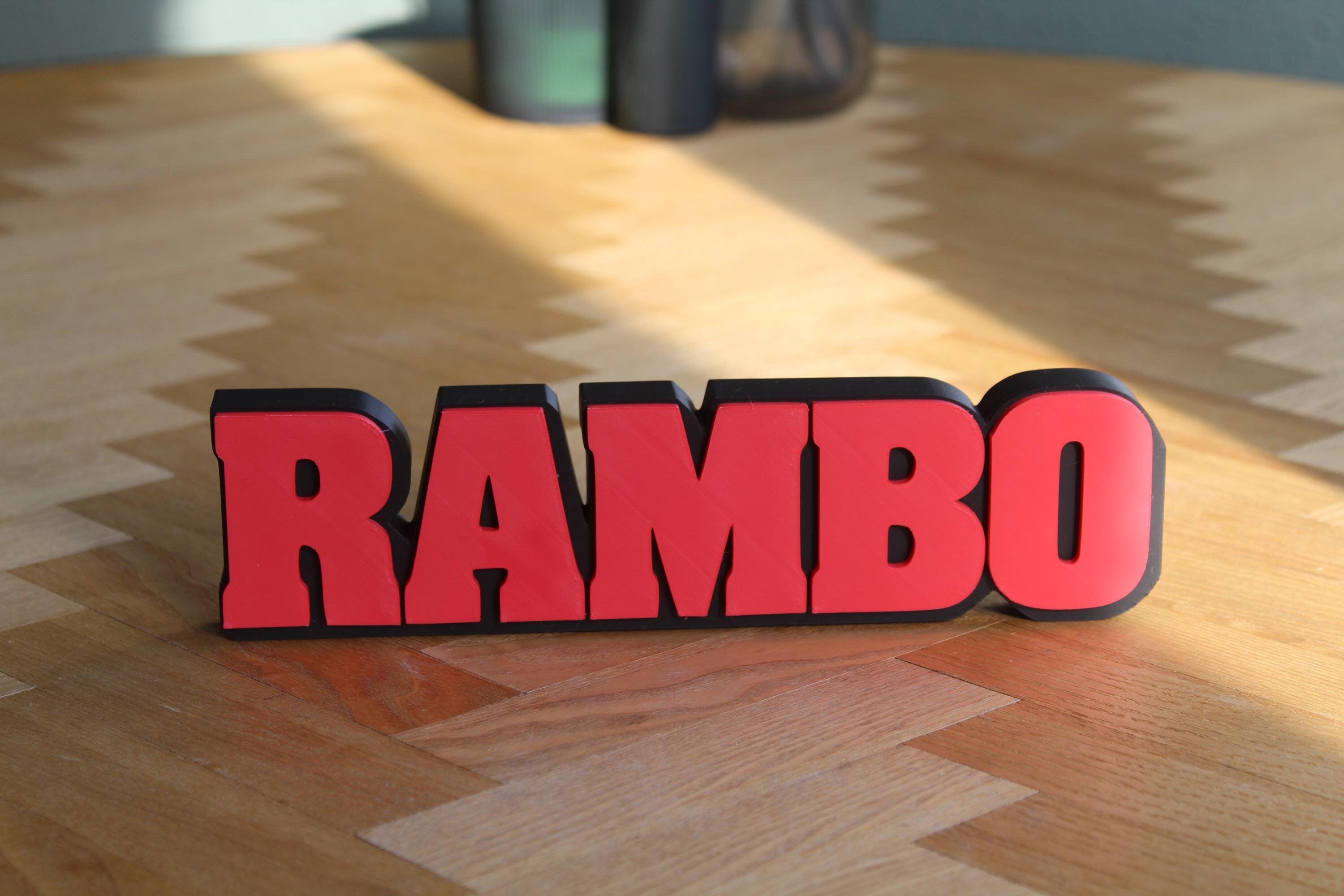 Rambo Logo | John Rambo | Kultfigur Dekoration | Legendärer Filmklassiker | Sylvester Stallone | 3D Druck Figur